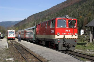 Im Bahnhof Großhollenstein hat der "Ybbstaler" einen etwas längeren Aufenthalt.
Schlüsselwörter: Ybbstalbahn , 2095 ,  Großhollenstein