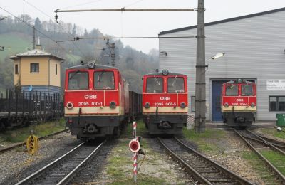 Auf diesem Bild ist der Unterschied am Dach der 2095 009-3 gut erkennbar. 2095 010-1 hat es nach ihrem Schaden im Bahnhof Opponitz auch wieder zurück nach Waidhofen in die Traktion geschafft.
Schlüsselwörter: Ybbstalbahn , 2095 ,  Waidhofen