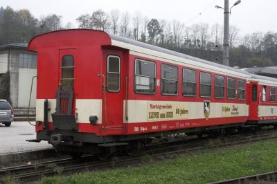 Der 3104 wirbt für Lunz am See und einen Modellbahnhersteller von ebendort.
Schlüsselwörter: Ybbstalbahn , Waidhofen