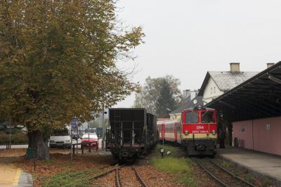 Durch den Bau eines Parkdecks am Bahnhof Waidhofen an der Ybbs erhielt als Nebeneffekt irgendwann auch die Ybbstalbahn ein Bahnsteigdach. Auf dem Nebengleis sind einige dreiachsige Schotterwagen abgestellt.
Schlüsselwörter: Ybbstalbahn , 2095 ,  Waidhofen an der Ybbs