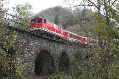 Von Fotografen bis dato eher ignoriert, obwohl direkt neben der Straße gelegen, ist der Sattelgrabenviadukt mit vier Öffnungen, der zwischen Vogelsang und Kreilhof die historische Stadtgrenze von Waidhofen überquert. Tatsächlich ist er nur in der vegetationsarmen Jahreszeit und mit einem Weitwinkelobjektiv brauchbar abzubilden.
Schlüsselwörter: Ybbstalbahn , 2095 ,  Sattelgrabenviadukt