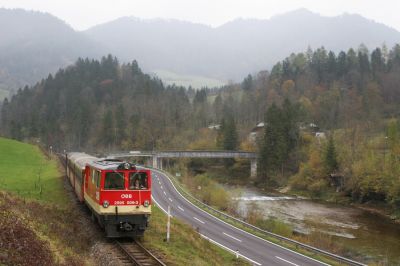 Zwischen Mirenau und Opponitz ist der Zug hier unterwegs. Über den Vorgänger der Brücke im Hintergrund führte einst ein Anschlussgleis zum Wasserkraftwerk Opponitz.
Schlüsselwörter: Ybbstalbahn , 2095 ,  Mirenau