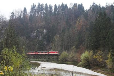 Nach dem Bahnhof Opponitz wird zum dritten und letzten Mal die Ybbs überquert, im Anschluss geht es sofort in den einzigen Tunnel der Ybbstalbahn.
Schlüsselwörter: Ybbstalbahn , 2095 ,  Opponitz