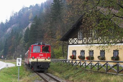 An der Haltestelle Hohenlehen fährt die Bahn an einem schönen alten Gehöft vorbei.
Schlüsselwörter: Ybbstalbahn , 2095 ,  Hohenlehen