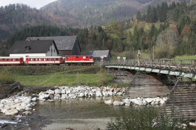 Bei der Haltestelle mit dem recht gemütlich klingenden Namen "Obereinöd" gelang dieser Schnappschuss mit einer der typischen Brücken über die Ybbs. Fotogener wäre hier freilich ein talauswärts fahrender Zug gewesen.
Schlüsselwörter: Ybbstalbahn , 2095 ,  Obereinöd