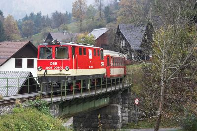 Unmittelbar vor der Haltestelle Kogelsbach wird die Ortsstraße auf einer Blechträgerbrücke überquert.
Schlüsselwörter: Ybbstalbahn , 2095 , Kogelsbach