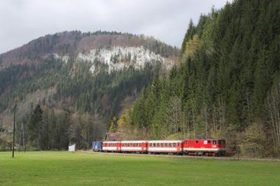 Kurz nach der Haltestelle Stiegengraben-Ybbstalerhütte. Im oberen Ybbstal ab etwa Göstling begann an diesem Tag die ansonsten geschlossene Hochnebeldecke aufzureissen, die umherwandernden Nebelfetzen liesen aber leider keine perfekte Beleuchtung zu.
Schlüsselwörter: Ybbstalbahn , 2095 , Stiegengraben