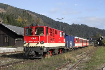 Regionalzug 6910 im Bahnhof Lunz am See
Schlüsselwörter: Ybbstalbahn , 2095 , Lunz