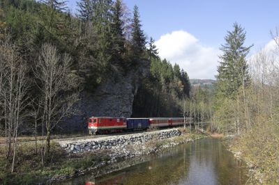 Im Hochsommer steht dieses Motiv nahe Lunz um die Mittagszeit perfekt im Licht, Ende Oktober geht es sich leider nicht mehr ganz aus. Zur Orientierung: Hinter der mächtigen Fichte überspannt die berühmte Töpperbrücke die Ybbs: [url]http://meine.bahnen.at/fotoybbs/yb0041.jpg[/url]
Schlüsselwörter: Ybbstalbahn , 2095 , Lunz