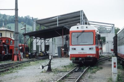 Das neue Gebäude der Zugförderung Waidhofen an der Ybbs war im Mai 1998 noch im Aufbau befindlich.
Schlüsselwörter: Ybbstalbahn , Waidhofen , 5090