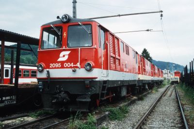 Die meisten 2095 hatten 1998 einen hellgrauen Zierstreifen.
Schlüsselwörter: Ybbstalbahn , Waidhofen , 2095