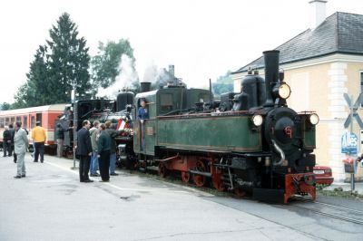 Yv.2 und 399.02 warten auf die Abfahrt des Jubiläums-Sonderzuges nach Lunz am See.
Schlüsselwörter: Ybbstalbahn , Jubiläum , Yv , 399 , Waidhofen