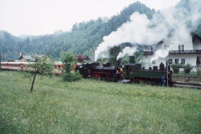 Der erste Halt des Sonderzuges im Bahnhof Gstadt. Wie man sieht, war er etwas zu lang für die Bahnhofsgleise. Es muß wohl der längste Zug seit vielen Jahren gewesen sein.
Schlüsselwörter: Ybbstalbahn , Jubiläum , Yv , 399 , Gstadt