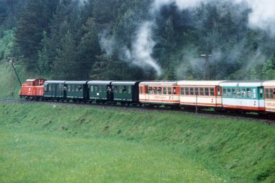 Am Zugschluss fuhren die Spantenwagen des Club 598 mit, 2091 011-3 diente nicht etwa als Schiebelok, sondern als Heizlokomotive.
Schlüsselwörter: Ybbstalbahn , Jubiläum , 2091