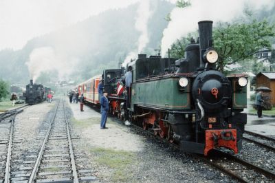 Ankunft des Sonderzuges in Lunz am See. Daneben steht U.1 mit dem Zug aus Kienberg-Gaming. Die Lok wurde gewendet, um für den Sonderzug "richtig" zu stehen.
Schlüsselwörter: Ybbstalbahn , Jubiläum , Yv , 399 , U , Lunz