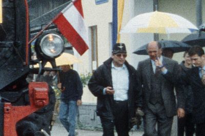 Landeshauptmann Erwin Pröll hatte seinen eigenen Regenschirmhalter. Den hätten sich an diesem Tag wohl zahlreiche Anwesende auch gewünscht.
Schlüsselwörter: Ybbstalbahn , Jubiläum , Lunz