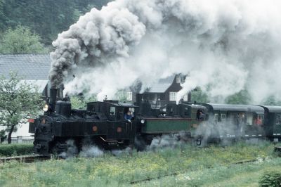 Höchst eindrucksvoll setzt sich der Zug in Richtung Pfaffenschlag in Bewegung.
Schlüsselwörter: Ybbstalbahn , Jubiläum , Yv , U , Lunz