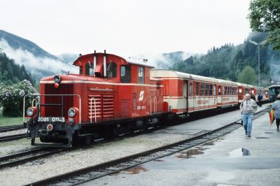 Währe da nicht das Zugschlusssignal, könnte man meinen, die 2091 wäre soeben mit einem langen Zug in Lunz angekommen. 
Schlüsselwörter: Ybbstalbahn , Jubiläum , Lunz , 2091