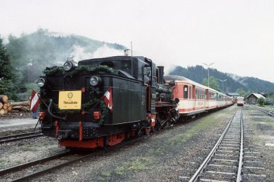 Die 399.02 steht für die Rückfahrt bereit. Sie wird den langen Zug mit Leichtigkeit alleine nach Waidhofen zurück bringen.
Schlüsselwörter: Ybbstalbahn , Jubiläum , Lunz , 399