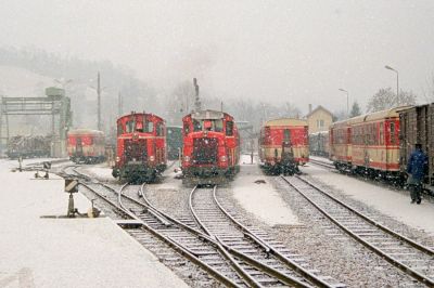 Winter im Ybbstal
Als ich der Ybbstalbahn an einem schneereichen Wintertag im Jahr 1991 einen Besuch abstattete, waren die Diesellok-Oldtimer der Reihe 2091 noch nicht aus dem Betriebsalltag wegzudenken. Auch war das Ensemble der Zugförderung noch in seinem ursprünglichen Zustand anzutreffen.
Schlüsselwörter: Ybbstalbahn , Waidhofen , 2091