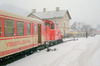 2091 und BD
Eine 2091 begibt sich mit ihrem Zug zum Schmalspurbahnsteig am Bahnhofsvorplatz.
Schlüsselwörter: Ybbstalbahn , Waidhofen , 2091