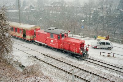 2091 010-5
Bei dichtem Schneefall hat sich 2091 010-5 auf den Weg nach Ybbsitz gemacht. Auf dem ersten Kilometer liegen die Gleise der Schmalspur und der Normalspur nebeneinander.
Schlüsselwörter: Ybbstalbahn , Waidhofen , 2091