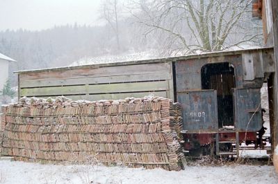 ein ungewöhnliches Gartenhaus
Jahrelang war die 598.03 (Yv.3) unter einem Bretterverschlag am Waidhofener Lokalbahnhof halbwegs vor Wind und Wetter geschützt hinterstellt. Inzwischen wurde sie in ihre Einzelteile zerlegt und mit der Aufarbeitung begonnen.
Schlüsselwörter: Ybbstalbahn , Waidhofen , Lokalbahnhof , 598 , Yv