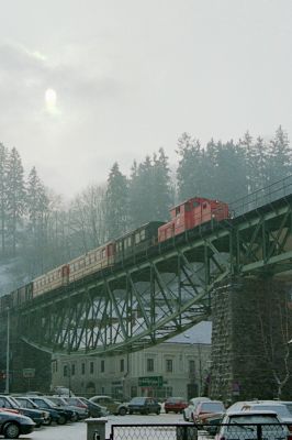 Morgen am Schwarzbachviadukt
Eine 2091 ist mit einem etwas längeren Zug inklusive einiger Güterwagen auf dem Schwarzbachviadukt in Waidhofen in Richtung Hauptbahnhof unterwegs. 
Schlüsselwörter: Ybbstalbahn , Waidhofen , Schwarzbachviadukt , 2091 , GmP