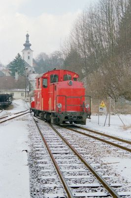 Ybbsitz
Vor der Kulisse der Ybbsitzer Pfarrkirche wurde die 2091 beim Umsetzen eingefangen. Der Schneefall hatte hier schon ein Ende gefunden und bald war die ganze Herrlichkeit auch schon wieder weggeschmolzen.
Schlüsselwörter: Ybbstalbahn , Ybbsitz , 2091