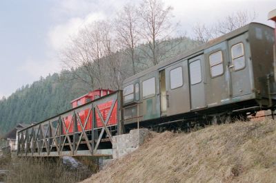 Fleckerlteppich
Der kurze Zug hat sich wieder auf den Weg nach Gstadt gemacht und überquert hier die Brücke über die kleine Ybbs bei Ybbsitz. Bemerkenswert ist auch der Zustand des Dienstwagens, dessen Anstrich exakt wiederzugeben eine Herausforderung für jeden Modellbahner sein dürfte.
Schlüsselwörter: Ybbstalbahn , Ybbsitz , 2091