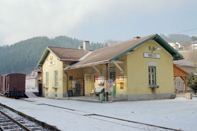 Bahnhof Ybbsitz
Auch in Ybbsitz findet man das typische Bahnhofsgebäude der österreichischen Schmalspurbahnen, hier in der Variante mit angebautem Güterschuppen.
Schlüsselwörter: Ybbstalbahn , Ybbsitz