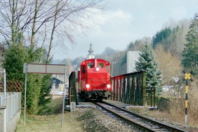 Steckenkilometer 5,5
Zur Mittagszeit war von den Schneefällen des Morgens fast nichts mehr zu sehen. Hier die Brücke über die Kleine Ybbs aus einer anderen Perspektive.
Schlüsselwörter: Ybbstalbahn , Ybbsitz , 2091