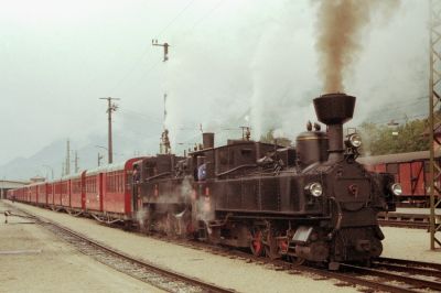 Am Schmalspurbahnsteig in Jenbach
Vor einem überlangen Touristikzug der Zillertalbahn müssen die Loks 2 und 3 ihr Bestes geben. Kurz vor der Abfahrt wird noch einmal Dampf gesammelt, dann werden sich die Maschinen zur Freude der Fahrgäste mit eindrucksvoller Rauch- und Geräuschentwicklung in Bewegung setzen.
Schlüsselwörter: Zillertalbahn , U , Uv , Jenbach