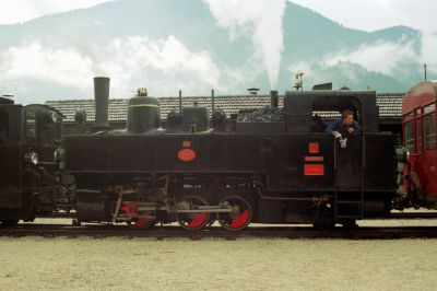 Lok 3 "Tirol"
Die Lok 3 "Tirol" der Zillertalbahn ist eine Maschine der Reihe Uv, eine
Weiterentwicklung der bewährten Reihe U mit Verbundantrieb.
Schlüsselwörter: Zillertalbahn , Uv , Jenbach