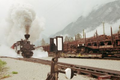 Mit Volldampf ins Zillertal!
Mit mächtigem Auspuffschlag beschleunigen die beiden Tenderloks den überlangen Tourstikzug aus dem Bahnhof Jenbach heraus. Dieses Bild ist heute schon eine Rarität, da diese Züge inzwischen bevorzugt von der starken bosnischen Schlepptenderlok 83 076 des Club 760 geführt werden.
Schlüsselwörter: Zillertalbahn , U , Uv , Jenbach