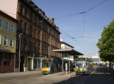 Nordhausen Bahnhofsplatz
Zwei Combinos der Stadtwerke Nordhausen in der Haltestelle Bahnhofsplatz. Während der rechte Wagen ein Einrichtungswagen ist und die elektrifizierte Linie 1 befährt, handelt es sich beim rechten Zug um einen Combino Duo mit Diesel- und Elektroantrieb. Er fährt als Linie 10 nach Ilfeld
Schlüsselwörter: Harzer Schmalspurbahnen