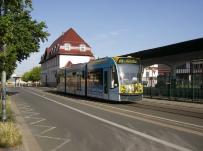 Combino Duo in Nordhausen Nord
Der Combino Duo hat als Linie 10 nach Ilfeld die Straßenbahnhaltestelle Nordhausen Bahnhofsplatz verlassen, wo er abgebügelt wurde und nun mit Dieselantrieb seine Fahrt fortsetzt
Schlüsselwörter: Harzer Schmalspurbahnen