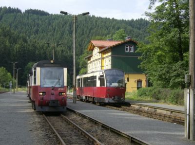 Eisfelder Talmühle
187 018 und 187 016 haben aus Nordhausen kommend den Abzweigebahnhof Eisfelder Talmühle erreicht. Der erste Triebwagen fährt ins Selketal, der zweite über die Harzquerbahn nach Wernigerode. Auf dem Nebengleis wartet 187 015 als Zug nach Nordhausen
Schlüsselwörter: Harzer Schmalspurbahnen