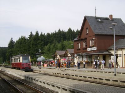 Drei Annen Hohne
187 016 ist aus Richtung Eisfelder Talmühle in Drei Annen Hohne angekommen. Der Name der Station leitet sich wahrscheinlich von Drei-Tannen-Höhe ab. Hier zweigt die Brockenbahn von der Harzquerbahn ab
Schlüsselwörter: Harzer Schmalspurbahnen