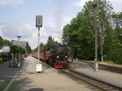 99 7237 in Drei Annen Hohne
Von Wernigerode kommend nimmt 99 7237 in Drei Annen Hohne Wasser, um sich anschließend auf den Weg zum Brocken zu machen
Schlüsselwörter: Harzer Schmalspurbahnen