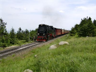 Auf dem Weg zum Gipfel
99 7242 hat den anstrengenden Aufstieg zum Brocken fast hinter sich gebracht. Noch eine enge Kurve, dann ist der Endbahnhof erreicht.
Schlüsselwörter: Harzer Schmalspurbahnen