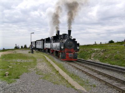 Bahnhof Brocken
Ein Sonderzug, bespannt mit den Malletmaschinen 99 5901 und 5902 erreicht den Bahnhof Brocken. Der Wagensatz besteht aus grünen Nostalgiewagen 
Schlüsselwörter: Harzer Schmalspurbahnen