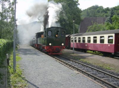 Sonderzug in Wernigerode-Hasserode
99 5902, die als einzige der Malletlokomotiven grün lackiert ist, vor der 99 5901 mit einem Sonderzug nach Wernigerode 
Schlüsselwörter: Harzer Schmalspurbahnen