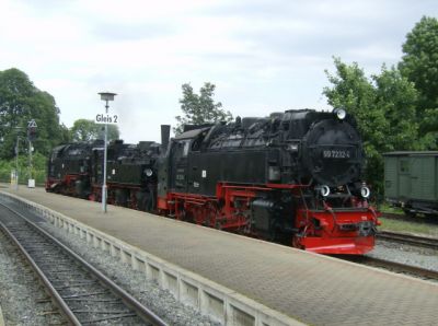 Verschub in Wernigerode-Westerntor
99 7235 verschiebt 99 5906 und 99 7232 im Bahnhof Wernigerode Westerntor. Hier befindet sich die Werkstatt der Harzer Schmalspurbahnen
Schlüsselwörter: Harzer Schmalspurbahnen