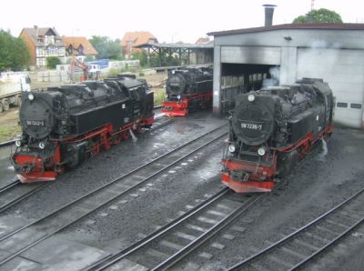 Heizhaus Wernigerode
Vor dem Heizhaus in Wernigerode haben sich die drei Brockenloks 99 7242, 99 7232 und 99 7235 versammelt
Schlüsselwörter: Harzer Schmalspurbahnen