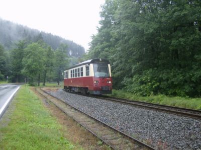 Doppelausfahrt Alexisbad
Bei der Ausfahrt aus Alexisbad verläuft das Gleis Richtung Stiege einige hundert Meter neben dem Gleis nach Harzgerode. Triebwagen 187 016 fährt als Zug 8984 nach Harzgerode.
Schlüsselwörter: Harzer Schmalspurbahnen