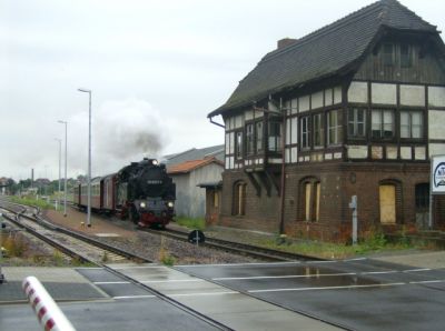 Ausfahrt aus Quedlinburg
99 6001 hat soeben den Bahnhof Quedlinburg verlassen und strebt Gernrode zu
Schlüsselwörter: Harzer Schmalspurbahnen