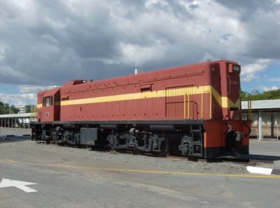 Schmalspur in Namibia
Inzwischen gibt es nur noch Strecken in Kapspur 1067mm. Die erste Diesellok Namibias, die 32-001 im Transnamib-Museum in Windhoek
Schlüsselwörter: Schmalspur in Namibia