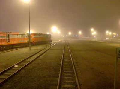 Schmalspur in Namibia
Bahnhof Swakopmund. Auf dem Magazinsgleis verschieben zwei chinesische Neubaumaschinen
