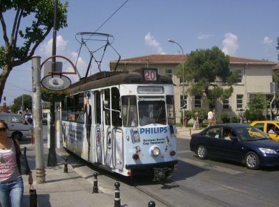 Straßenbahn Kadıköy-Moda / Istanbul
Im asiatischen Teil von Istanbul verkehrt die meterspurige Straßenbahn Kadıköy-Moda auf einem 2,6 km langen Rundkurs: Triebwagen in der Endstelle Kadıköy
Schlüsselwörter: Straßenbahn Kadıköy-Moda